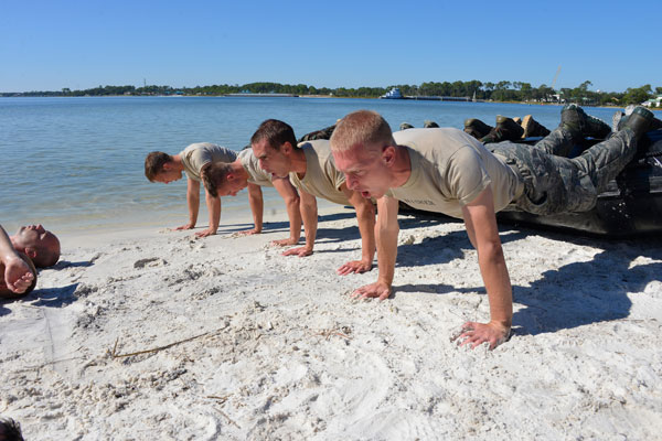 airmen doing push-ups
